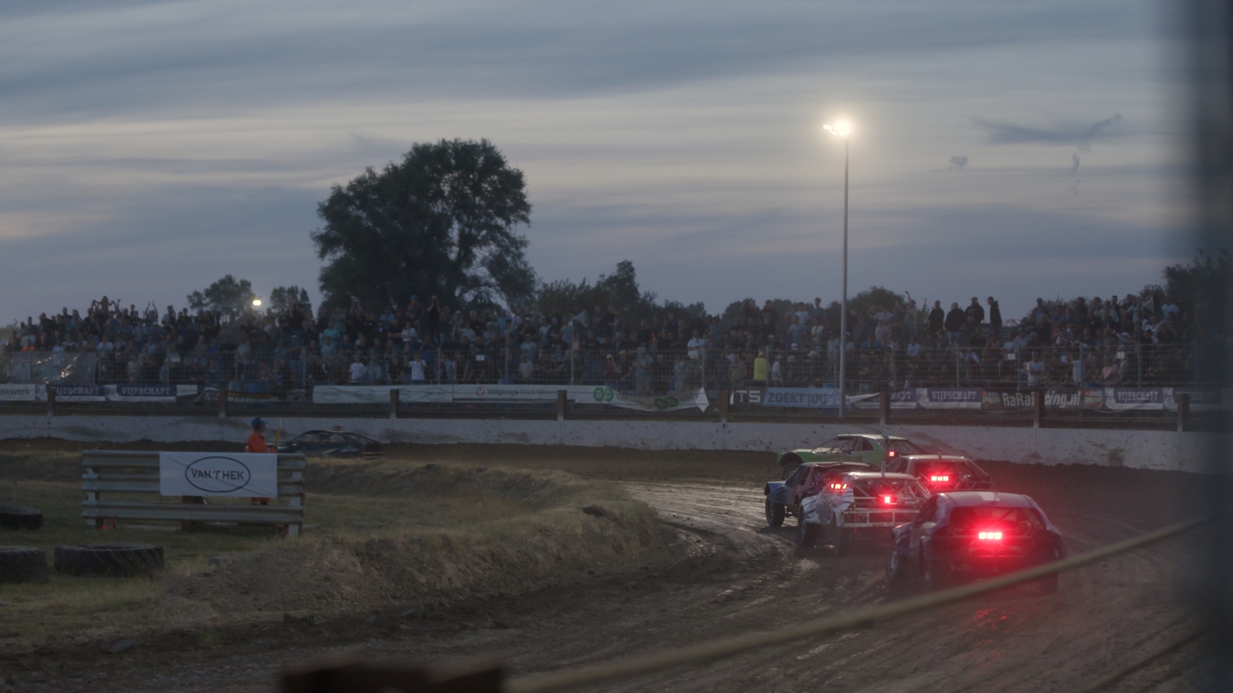 ACON autocrossbaan met permanente Lumosa LED verlichting voor gelijkmatig licht en goed zicht tijdens races op hoge snelheid.
