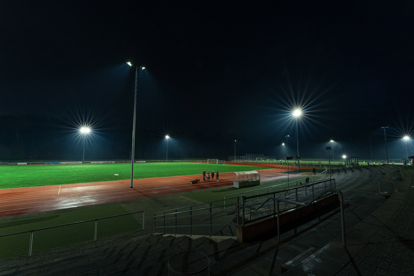 Schlossparkstadion Brühl met Lumosa LED sportveldverlichting voor gelijkmatig licht en optimaal zicht op het veld.