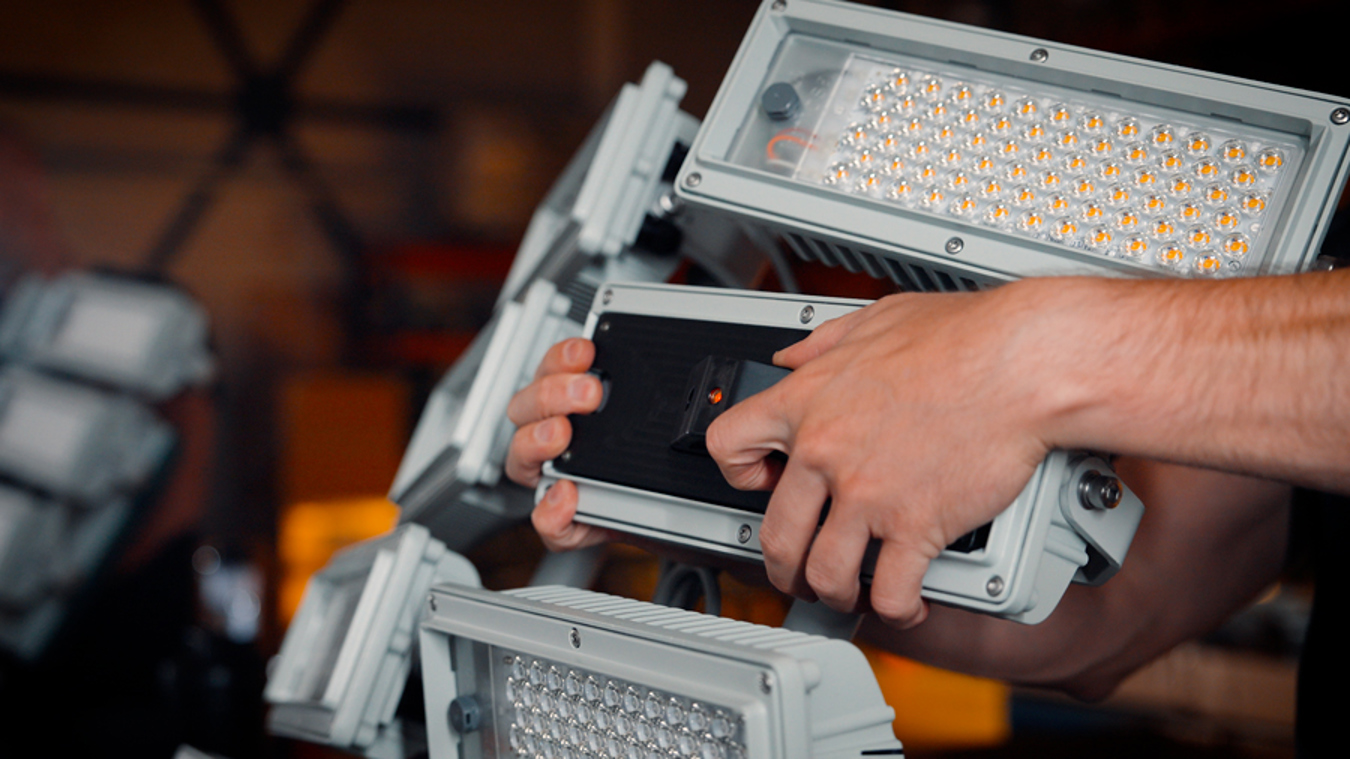 Luminaires Lumosa alignés au laser pour éclairage de terrain de sport
