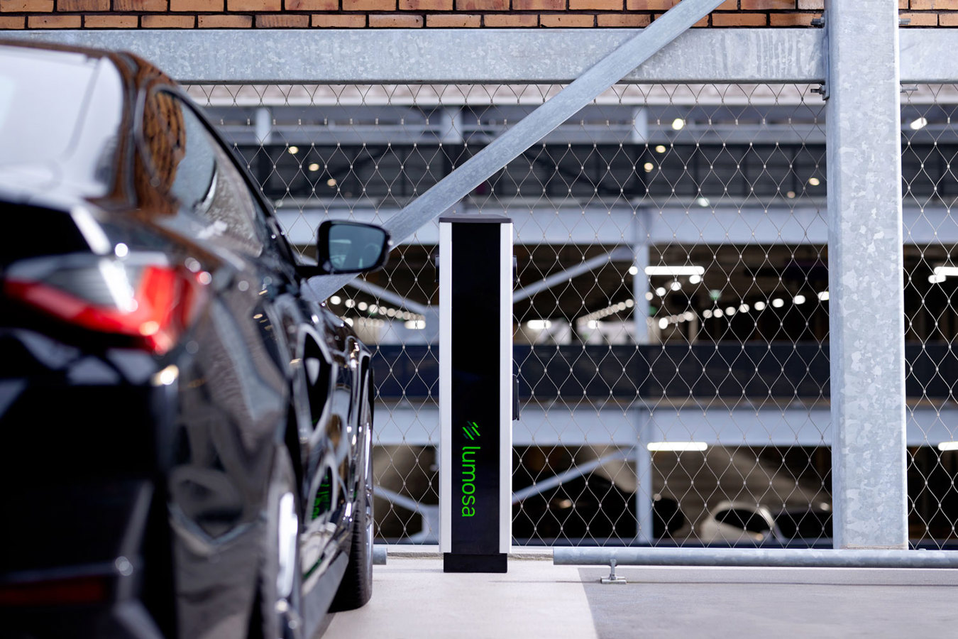 Lumosa TRACK AC laadpaal naast auto op parkeerplaats bij kantoor