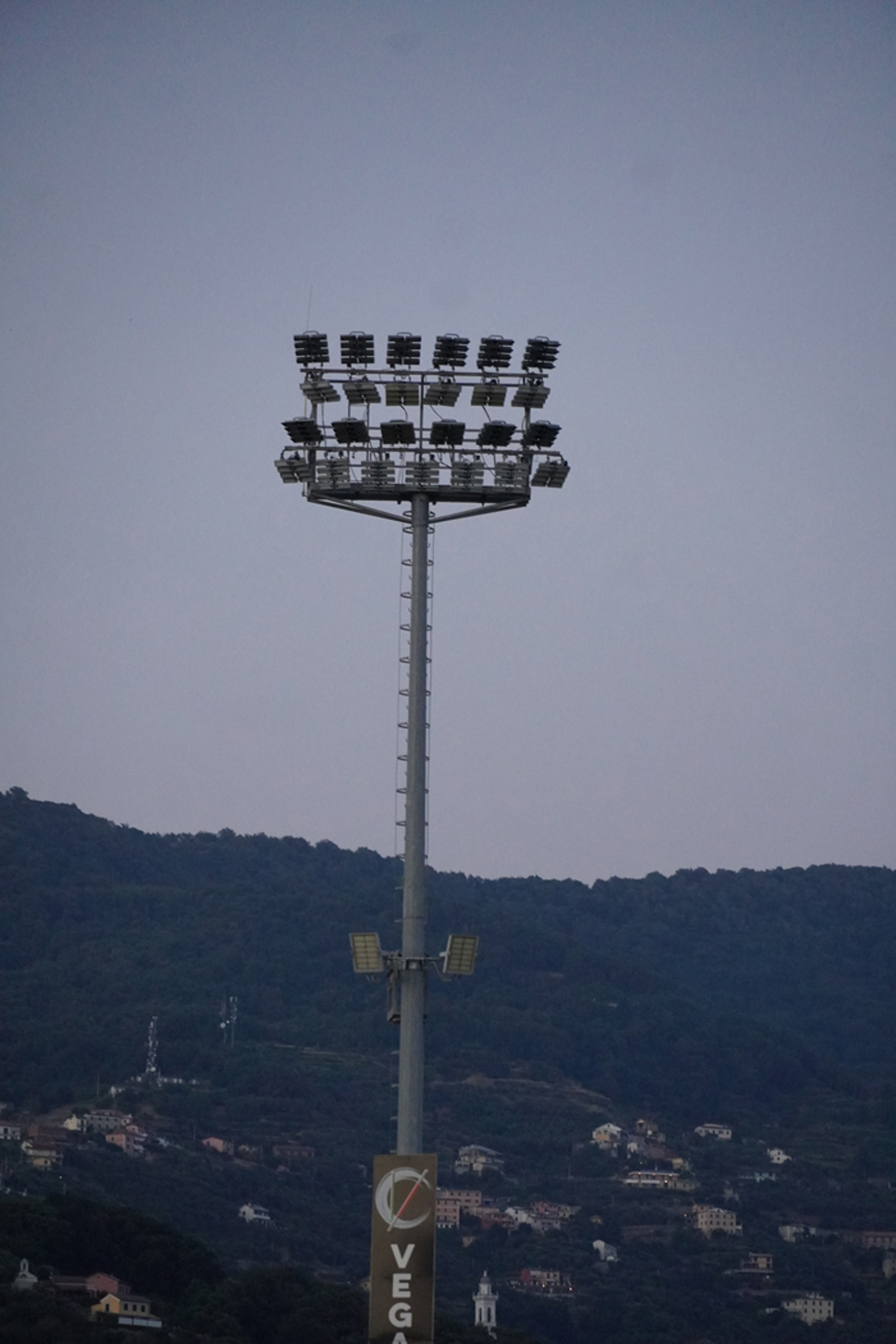 Lichtmast met Lumosa LED armaturen in Stadio Chiavari voor Virtus Entella, ontworpen voor gelijkmatige stadionverlichting volgens de eisen van de Serie B.