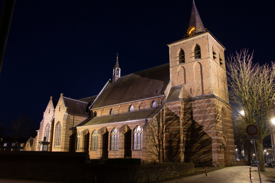 Led verlichting | publieke verlichting zijaanzicht kerk Sint Lambertuskerk Rosmalen