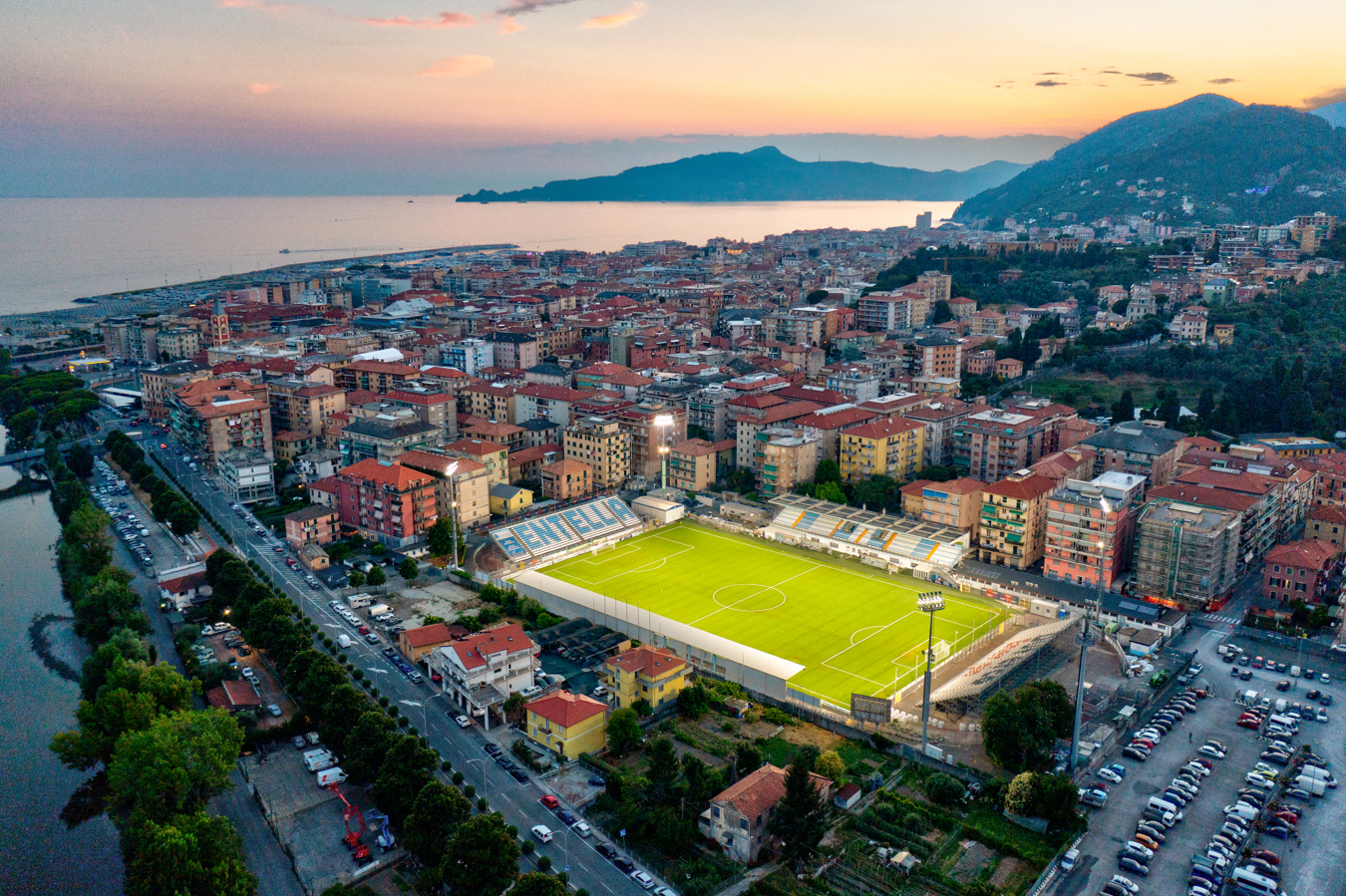 Stadio Chiavari verlicht met Lumosa LED stadionverlichting voor Virtus Entella, met gelijkmatig licht volgens de eisen van de Serie B.