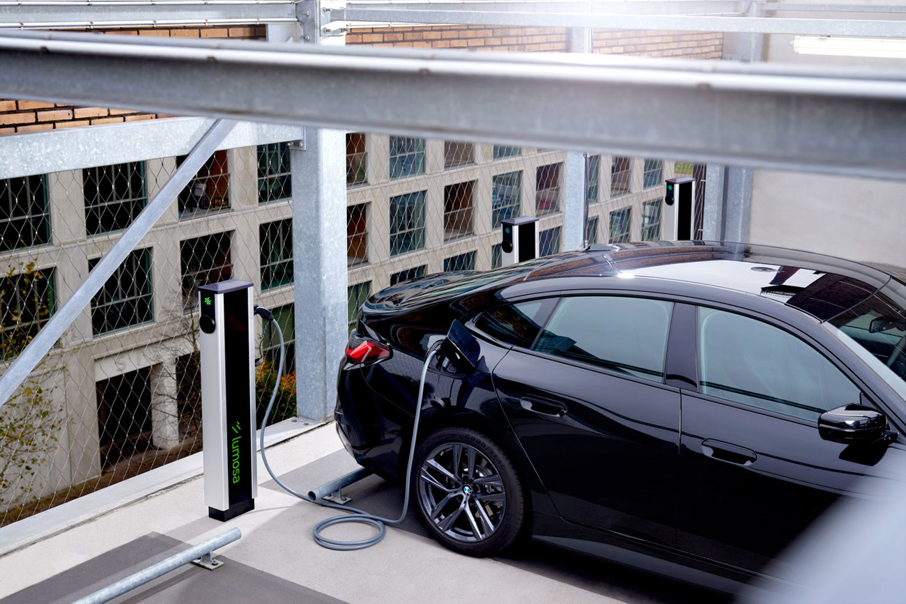 Lumosa TRACK AC charger at office parking from above