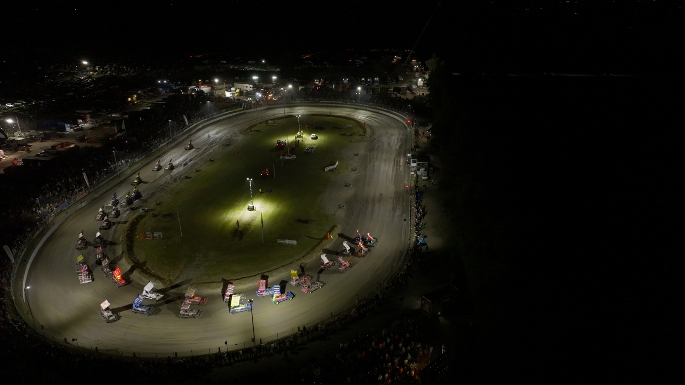 Autocrossrace in het donker op de ACON autocrossbaan met permanente Lumosa LED verlichting voor gelijkmatig licht en goed zicht bij hoge snelheden.