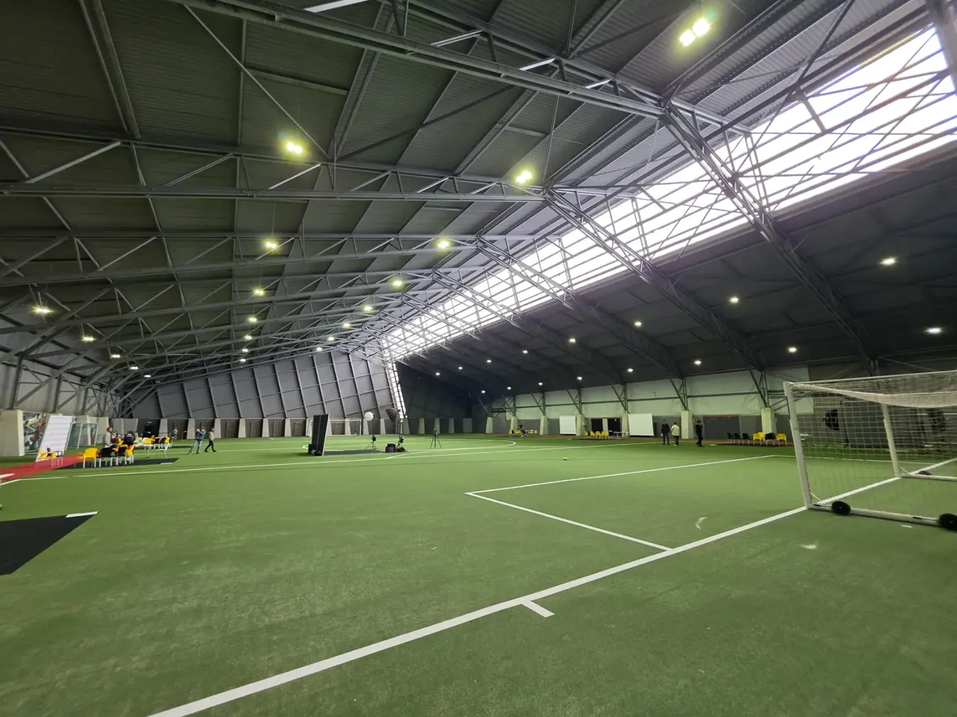 Binnenkant van de trainingshal op Proximus Basecamp met Lumosa LED verlichting voor optimaal zicht tijdens trainingen.