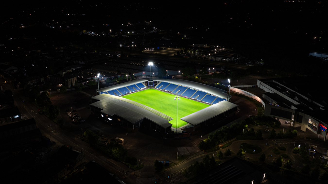 Iluminação de estádio no Chesterfield FC com luminárias LED Lumosa