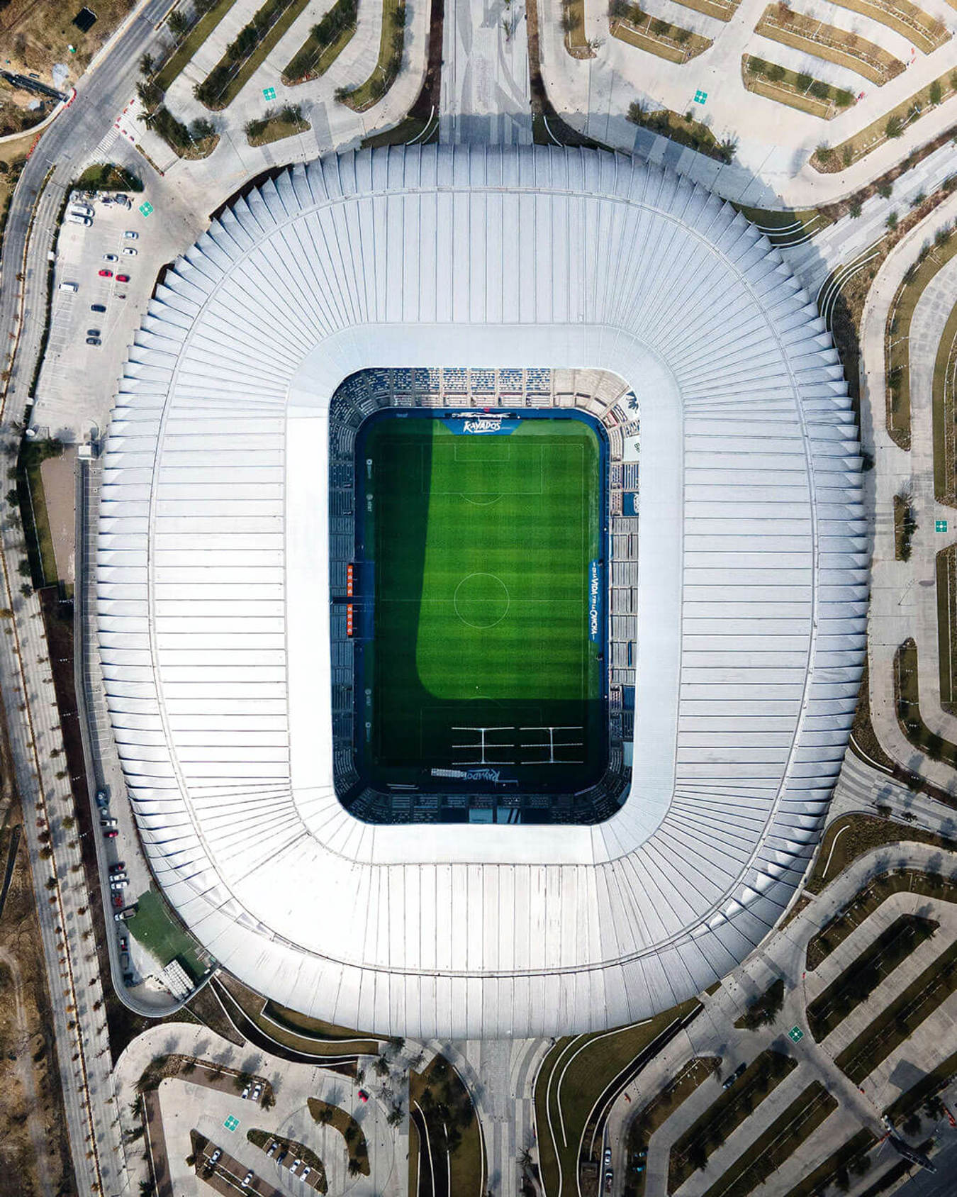 Vue aérienne d’un stade avec terrain de sport