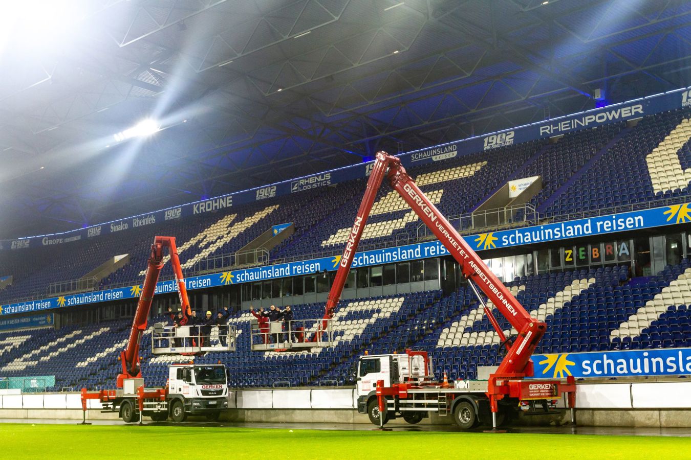 Led verlichting sport | voetbalstadion MSV Duisburg installatie met kranen