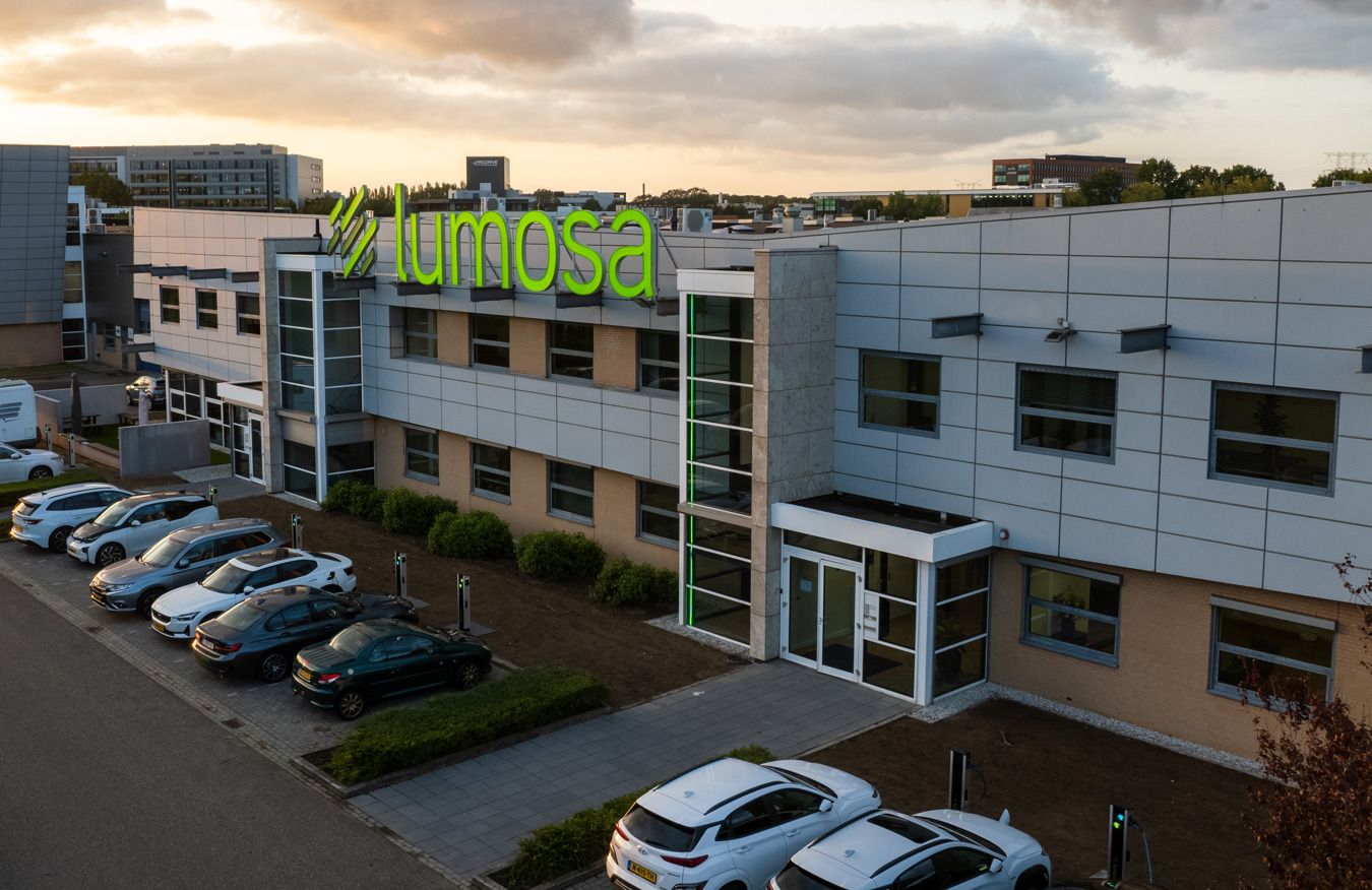 Vooraanzicht van het Lumosa hoofdkantoor in Son