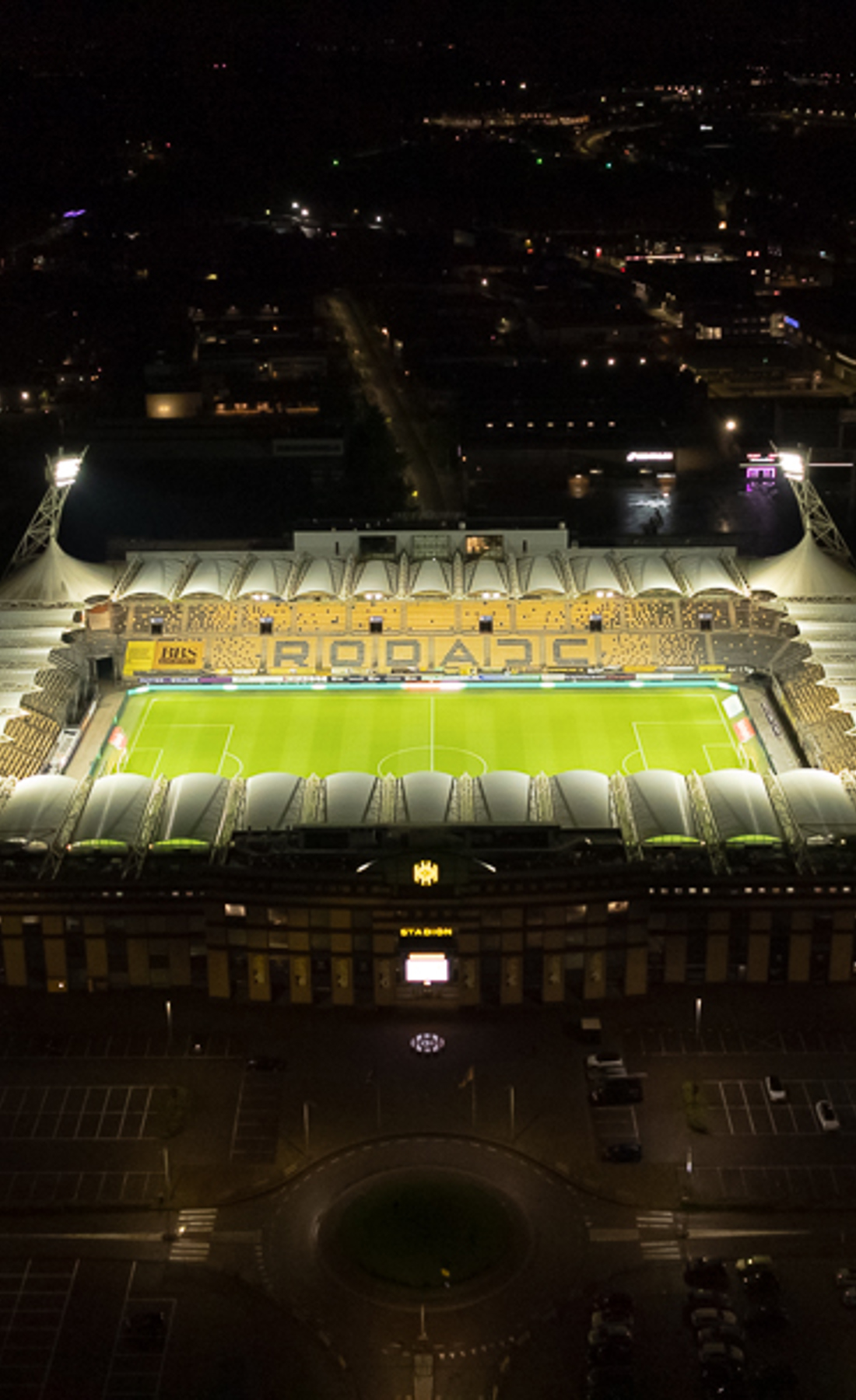 Roda JC stadion met LED veldverlichting tijdens avondwedstrijd