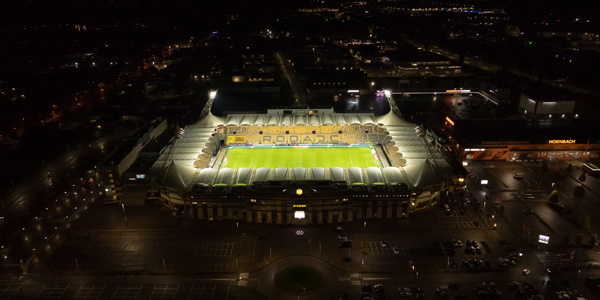 Roda JC stadion met LED veldverlichting tijdens avondwedstrijd
