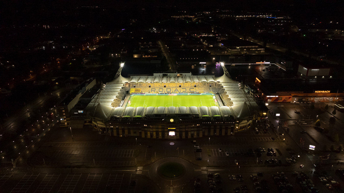 Roda JC stadion met LED veldverlichting tijdens avondwedstrijd