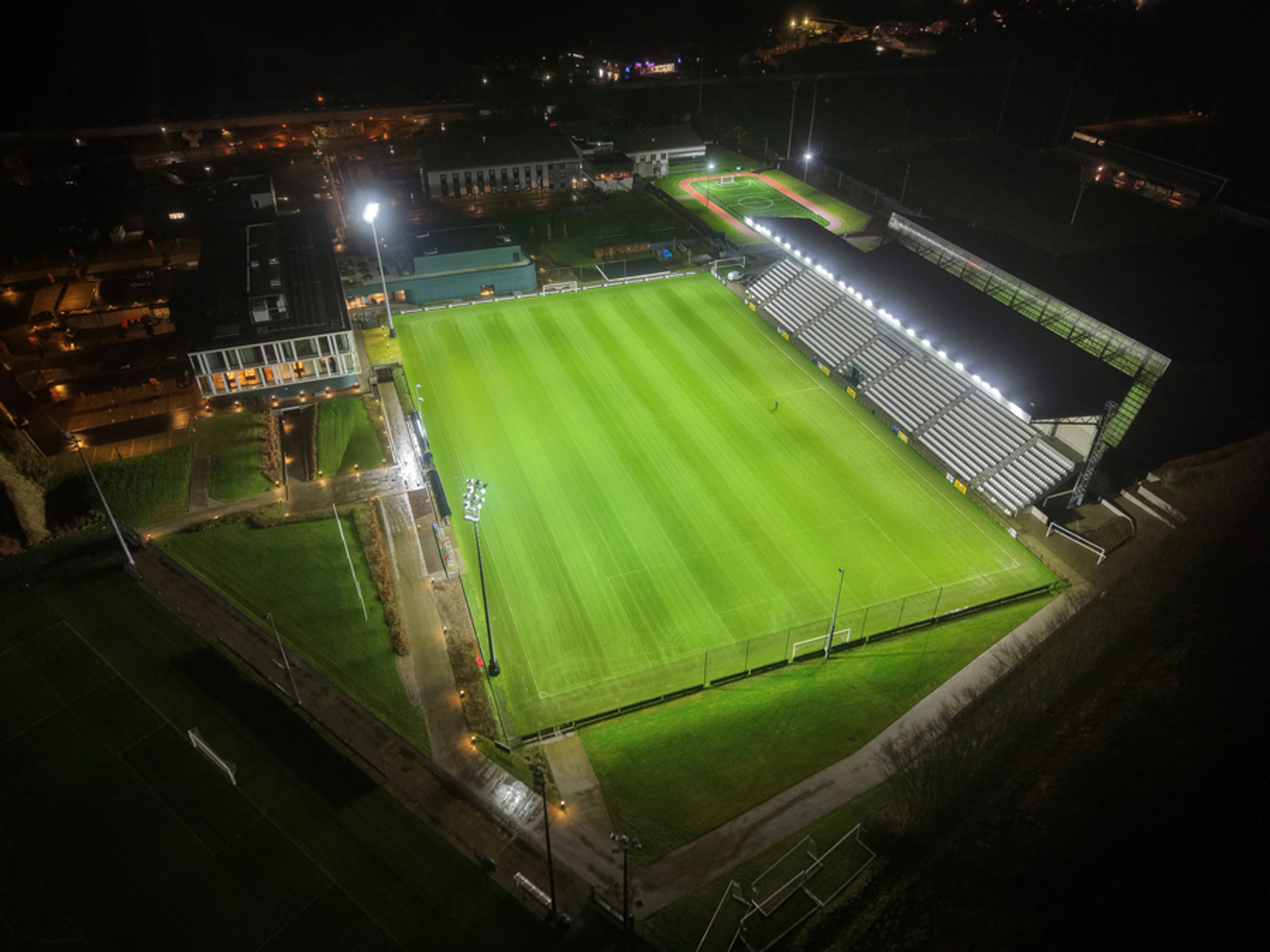 Luchtfoto van het trainingsveld op Proximus Basecamp met Lumosa LED sportveldverlichting en gelijkmatige verlichting voor topsport.