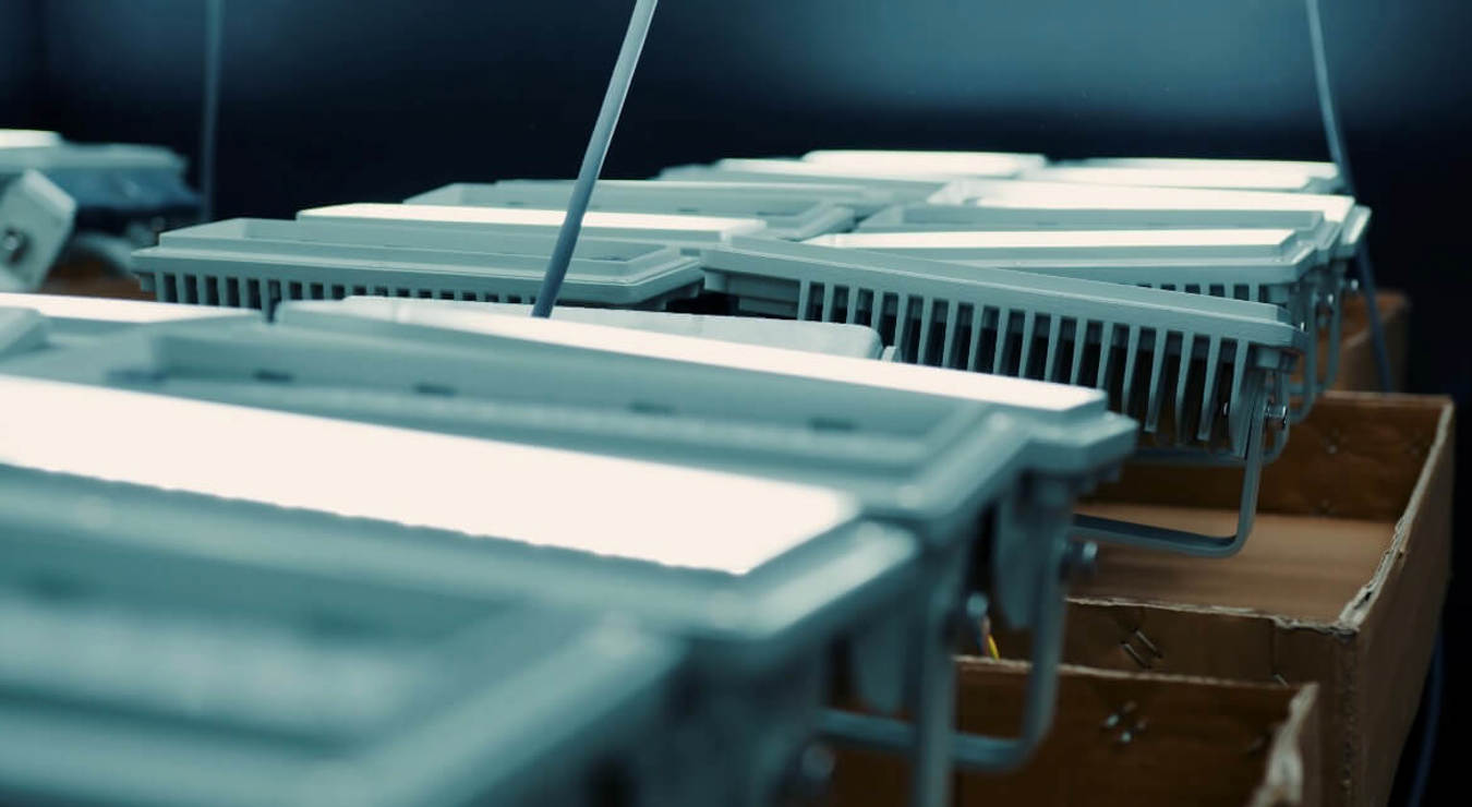 Éclairage LED Lumosa pendant le test burn-in dans l’atelier de production