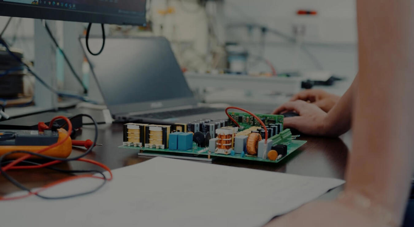 Twee Lumosa R&D medewerkers werken aan de ontwikkeling van een LED driver