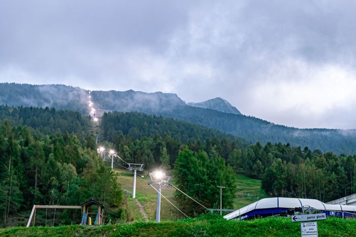 Led verlichting sport | skiën bergaanzicht met kabelbanen en led verlichting Ski Piste Aperica