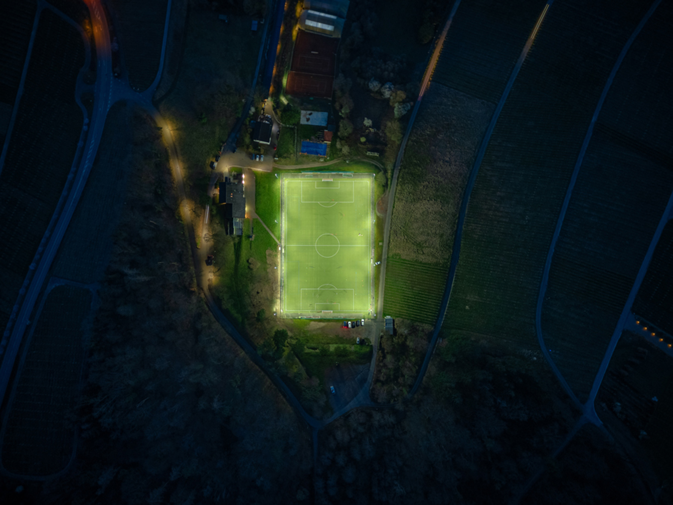 Voetbalveld van FC Varnhalt met Lumosa LED sportveldverlichting voor optimaal spelzicht, gelijkmatige verlichting en een energiezuinige installatie.