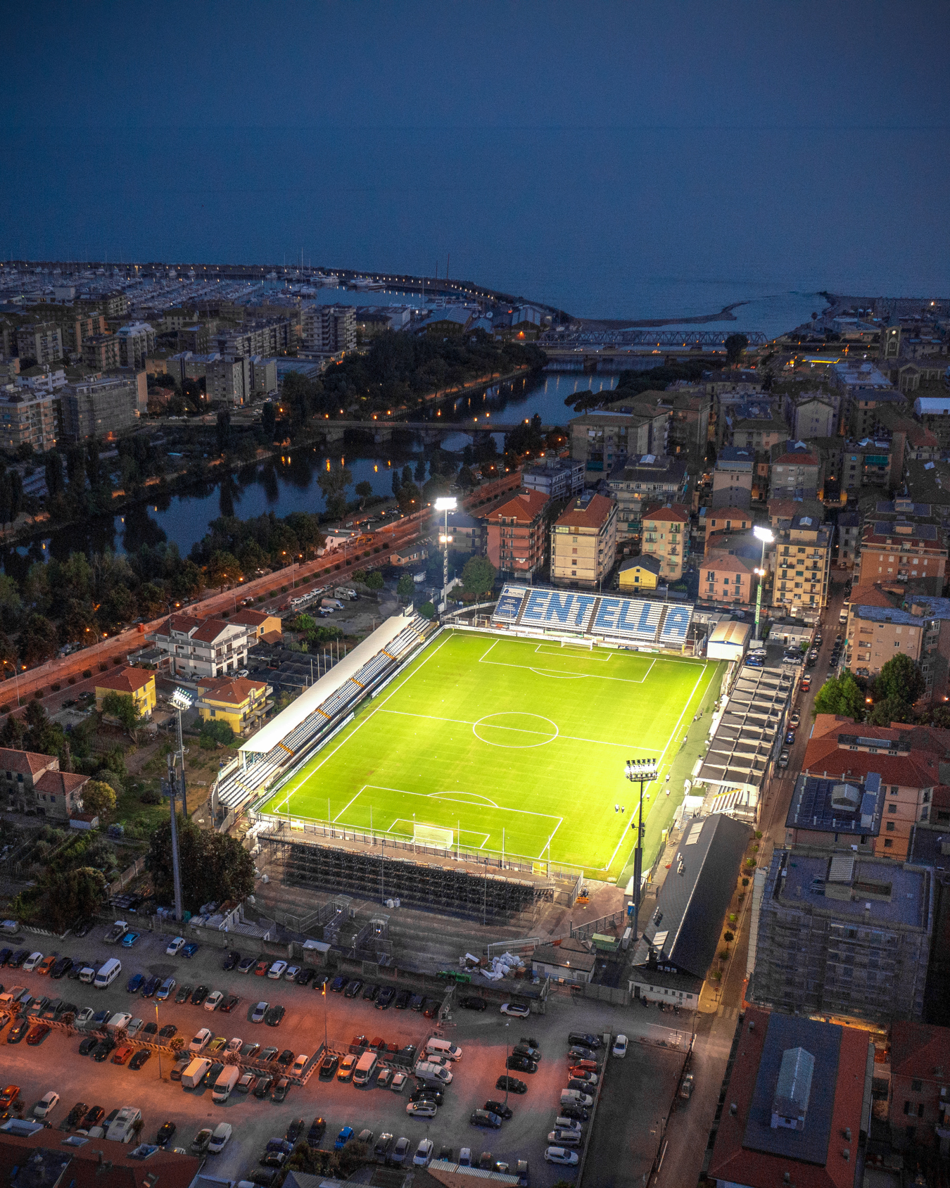 Stadio Chiavari in de avond verlicht met Lumosa LED stadionverlichting voor Virtus Entella, met gelijkmatig licht volgens de eisen van de Serie B.