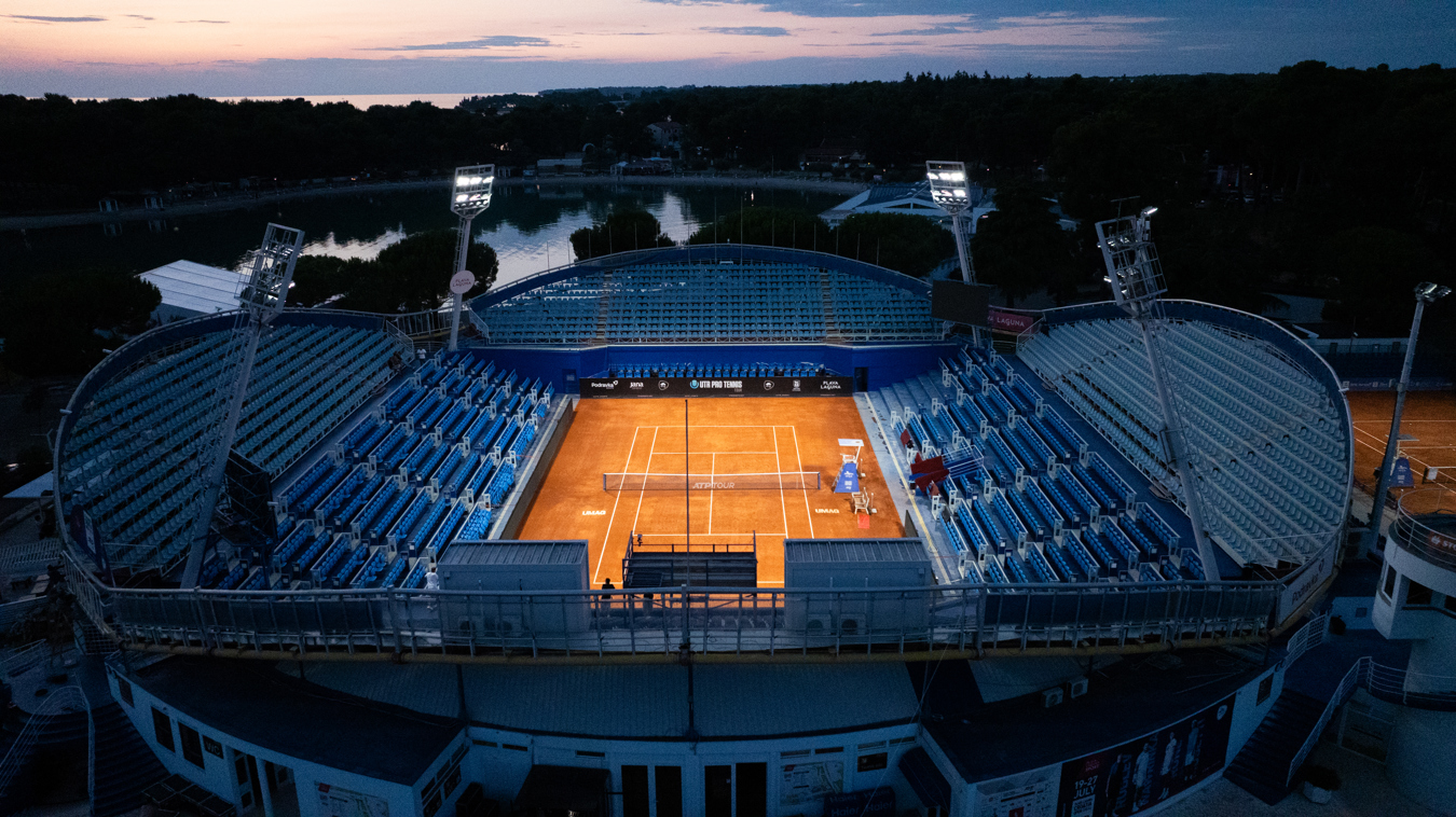 ATP tennisstadion in Kroatië met Lumosa LED sportveldverlichting voor helder en gelijkmatig licht tijdens professionele wedstrijden
