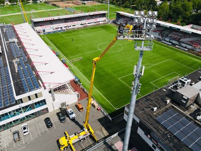 Led verlichting | stadion verlichting | voetbalveld TOP Oss installatie Lumosa lampen