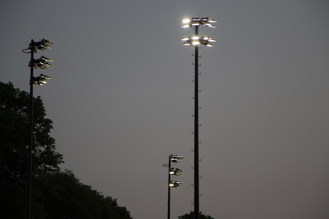 Hockeyveld HC Bloemendaal met Lumosa LED verlichting en drie lichtmasten
