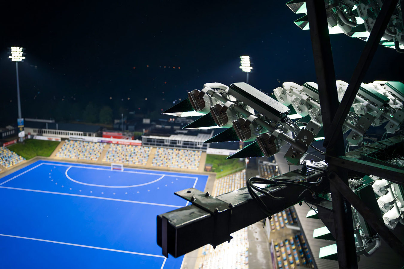 Hockeyveld in SparkassenPark met Lumosa CS430 armaturen en lichtkappen