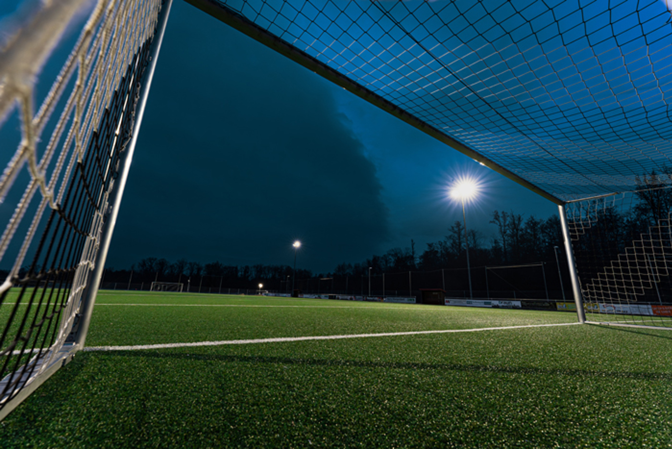 Voetbalveld van SV Gottenheim met Lumosa retrofit LED sportveldverlichting op bestaande lichtmasten.