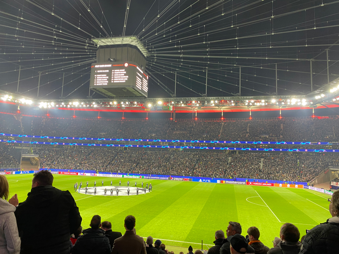 Voetbalstadion Eintracht Frankfurt met Lumosa LED verlichting tijdens wedstrijd