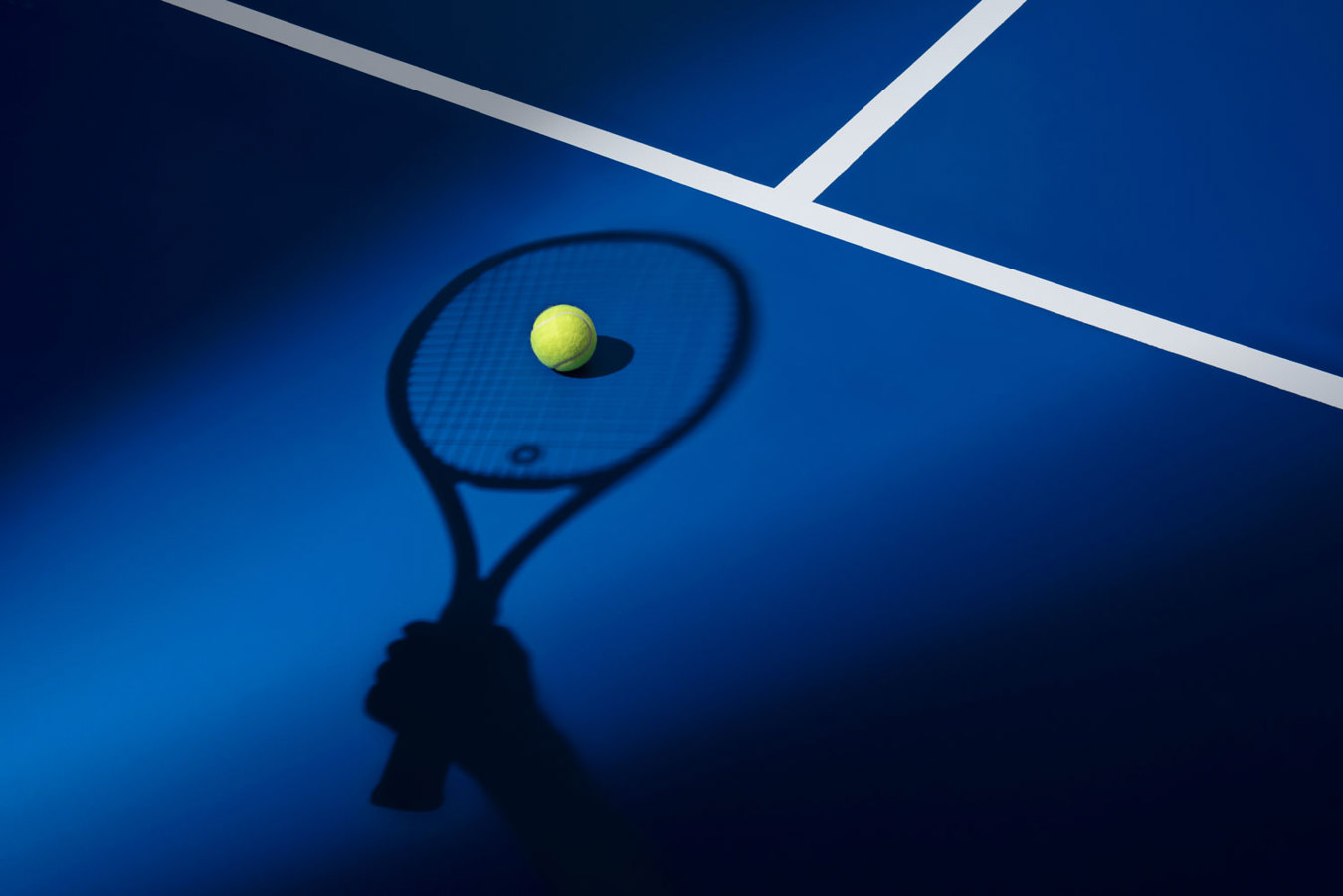 Tennisbal op tennisveld met schaduw van tennisracket