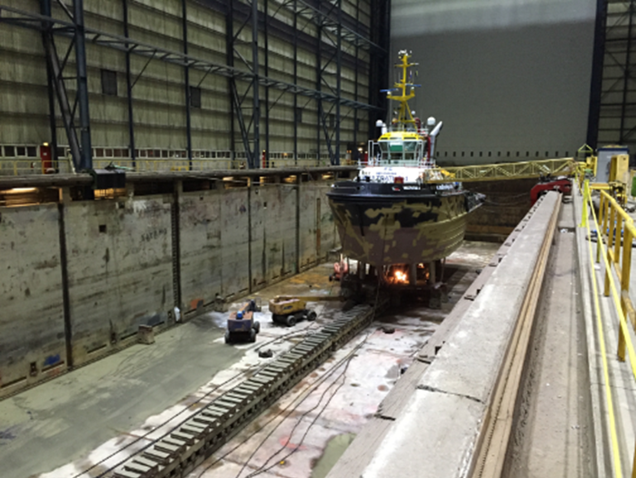 Led verlichting industrie | Zijkant boot in scheepsbouwhal met bestuurbare verlichting Damen Shipyards DSV
