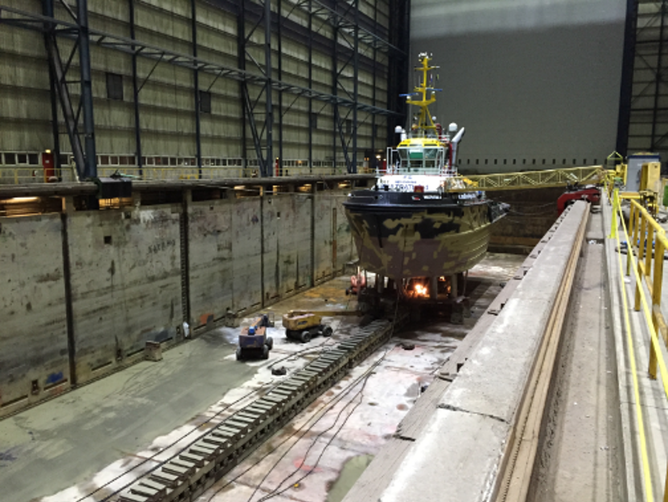 Led verlichting industrie | Zijkant boot in scheepsbouwhal met bestuurbare verlichting Damen Shipyards DSV