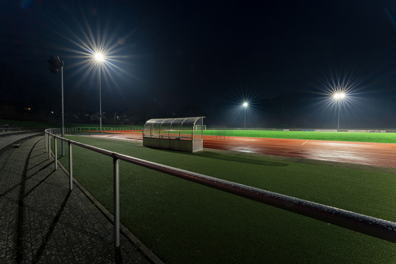 Schlossparkstadion Brühl bespaart 85% energie met Lumosa LED stadionverlichting, zonder in te leveren op lichtkwaliteit.