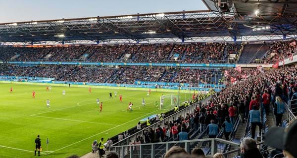 Led verlichting sport | voetbalstadion MSV Duisburg hoekaanzicht met publiek