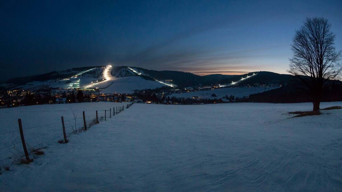 LED verlichting sport | skiing mountain view snow at night Ski Piste Aperica