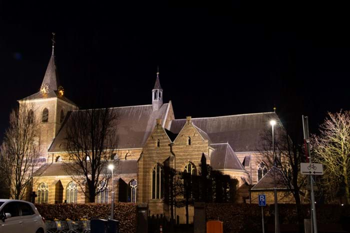 Led verlichting | Publieke verlichting vooraanzicht kerk van een afstand Sint Lambertuskerk Rosmalen