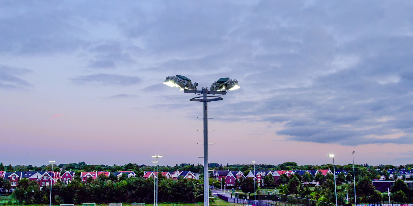 Luminaire LED CS860 sur terrain de hockey Fletiomare avec vue sur De Meern